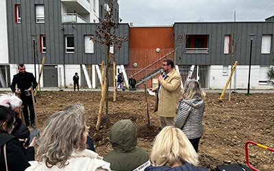 Un carrefour de verdure à deux pas du Villâge des Aubépins